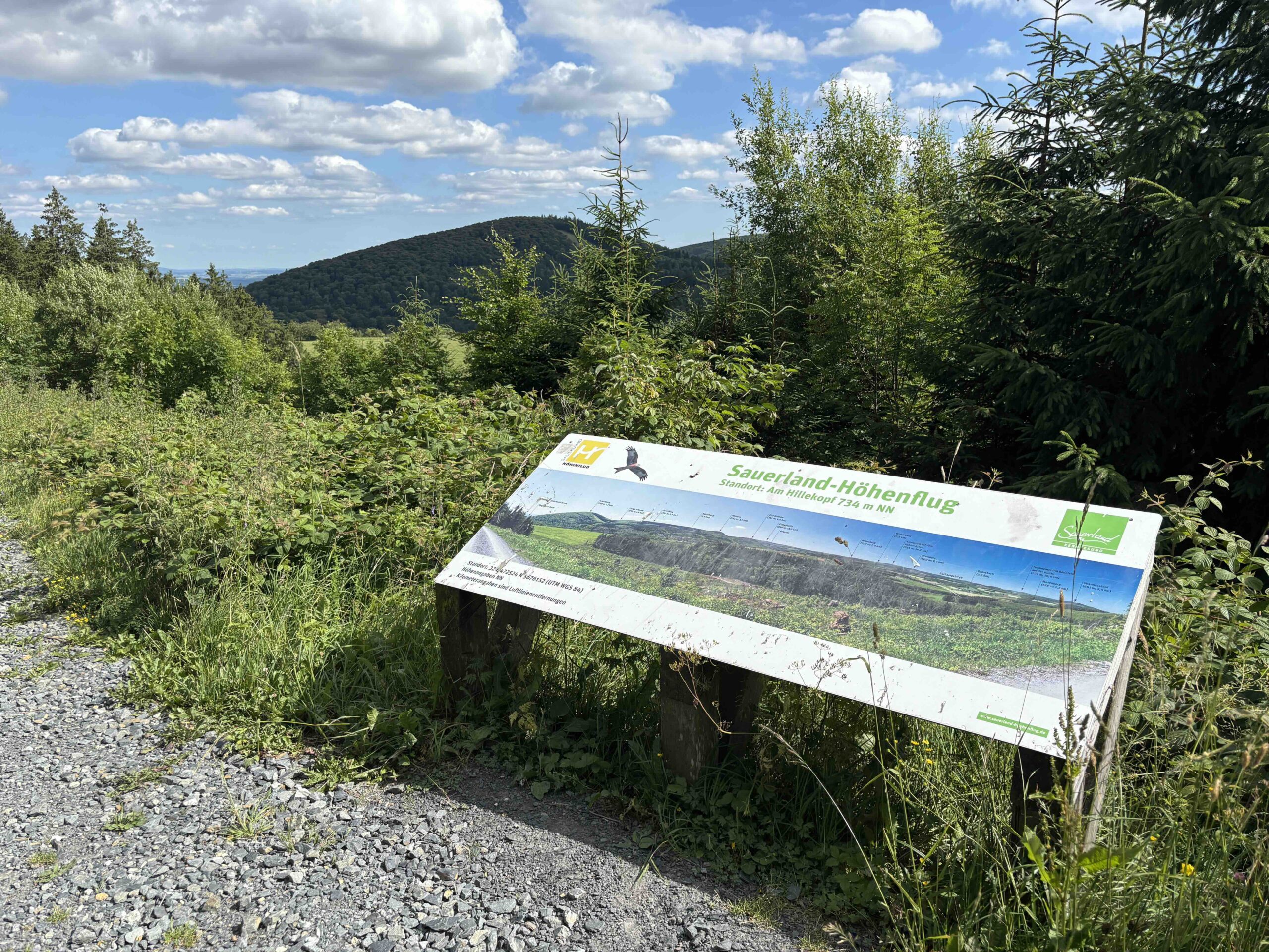 Sauerland Höhenflug Wanderweg Hinweisschild am Hillekopf